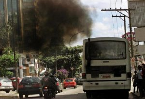 São Paulo, SP. 01.03.2002. 14h. Foto: Juca Varella/Folha Imagem. Digital -- Ônibus com motor desregulado transitando pela Av. Ibirapuera, soltando rolos de fumaça.