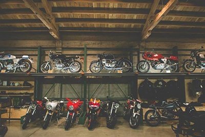 moto-na-garagem